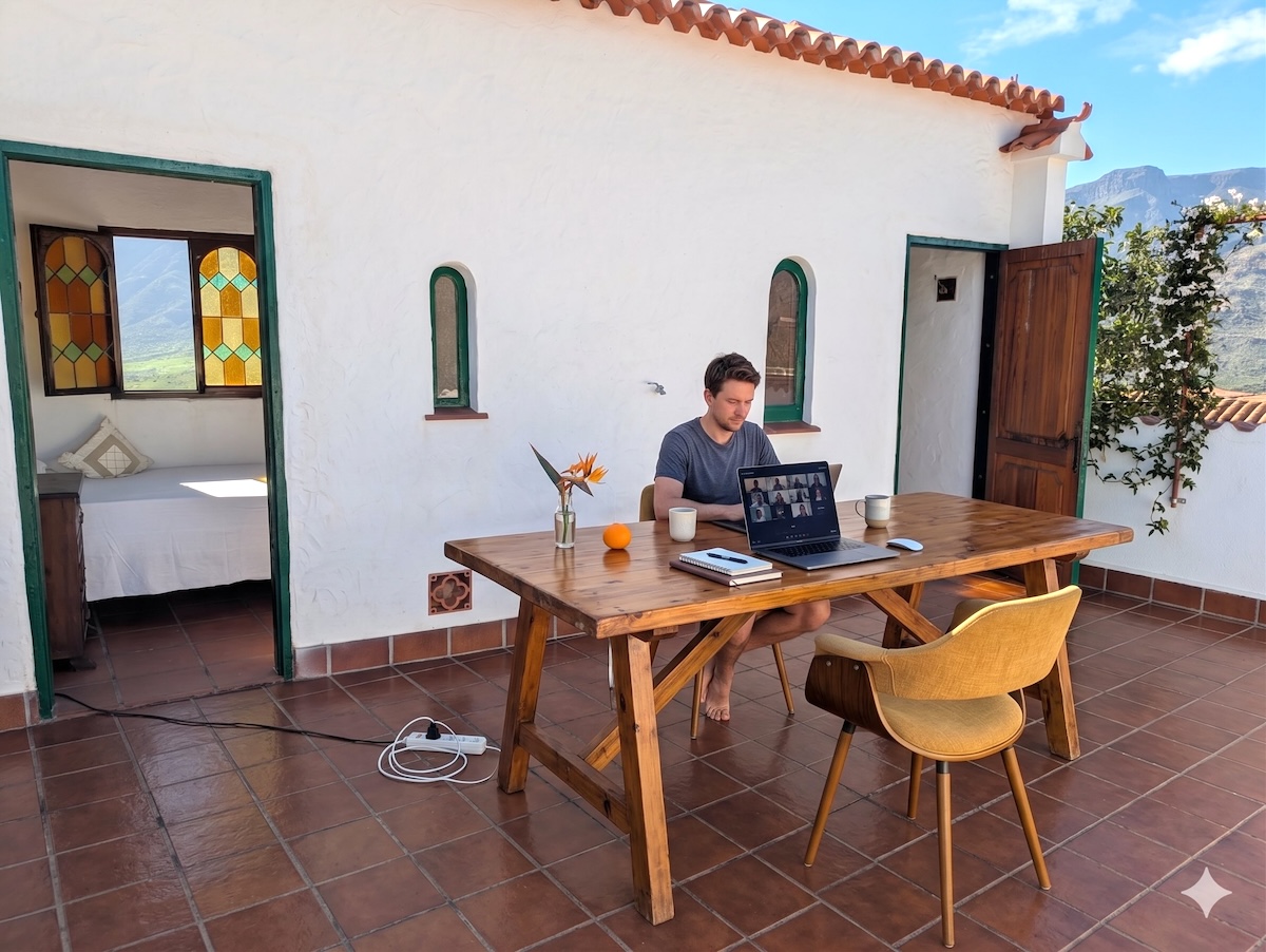 Arbeiten im Freien an der Finca in Santa Lucía – Tisch auf der Terrasse mit Laptop