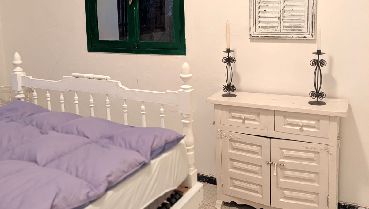 Schlafzimmer der Finca mit Bett und hellem Innenraum
